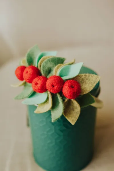 Bej arka plandaki kızlar için keçeli fiyonk