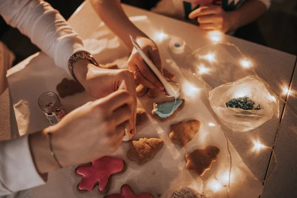 Noel kurabiyelerini kremayla pişiriyorum.