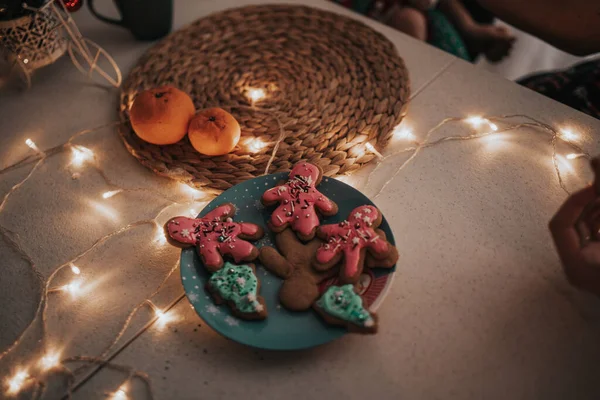 Noel kurabiyelerini kremayla pişiriyorum.