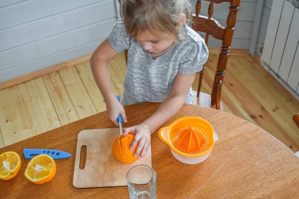 Uma Menina Cozinha Corta Espreme Suco Laranjas Imagens De Bancos De Imagens Sem Royalties