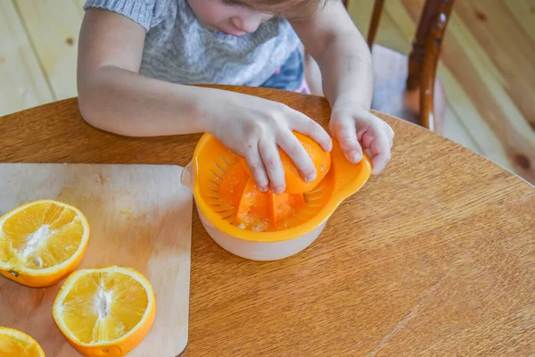 Dziecko Dziewczyna Kuchni Tnie Wyciska Sok Pomarańczowy — Zdjęcie stockowe