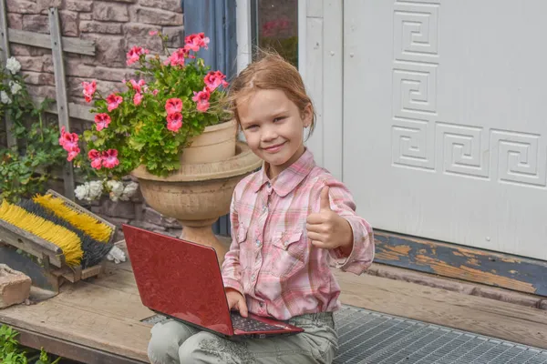 Uma Criança Menina Com Laptop Está Sentada Alpendre Casa Durante — Fotografia de Stock