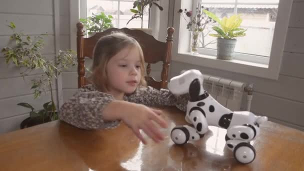 Bebê Menina Jogar Robô Cão Vídeo Sem Processamento — Vídeo de Stock