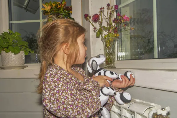 Niña Jugando Robot Perro Vídeo Sin Procesamiento — Foto de Stock