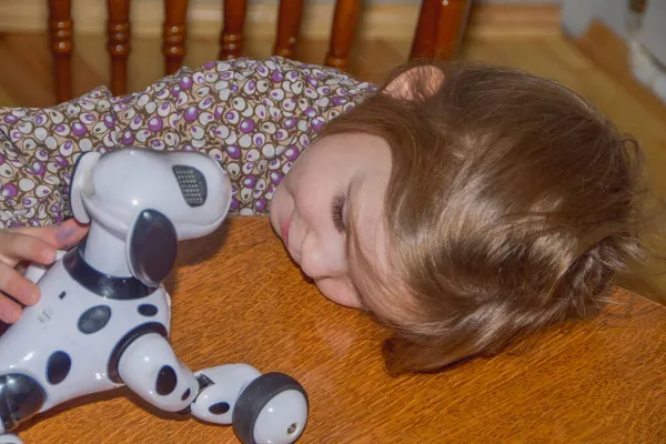 Baby Meisje Spelen Robot Hond Video Zonder Verwerking — Stockfoto