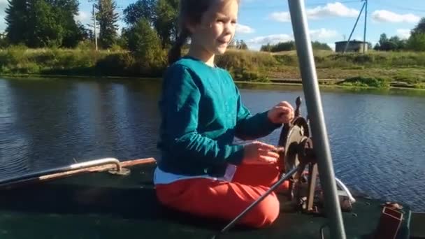 Kind Meisje Rijden Een Motorboot Rijdt Rivier — Stockvideo