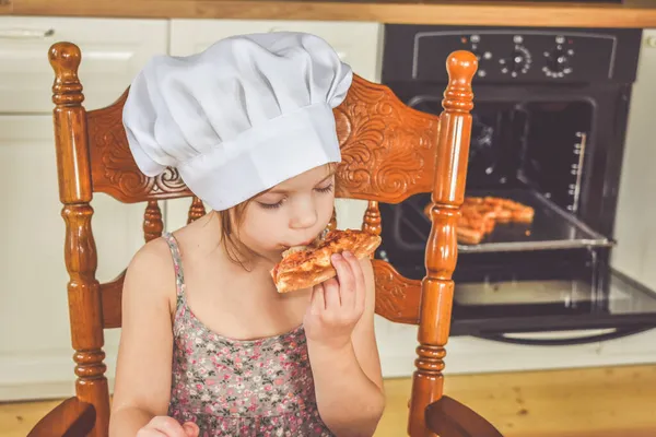 Meisje Kind Kookt Pizza Oven Foto Zonder Filter — Stockfoto
