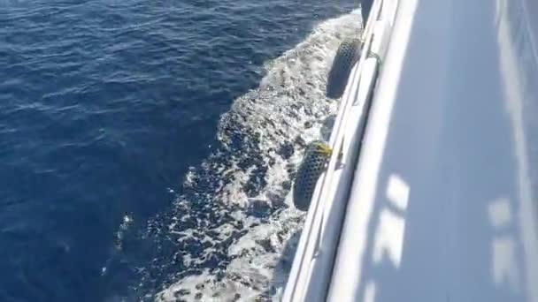 Közel Egy Nagy Sebességű Hajó Lassított Hullámok — Stock videók