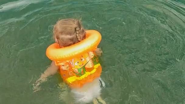Menina Criança Uma Jaqueta Vida Laranja Está Tomando Banho Água — Vídeo de Stock