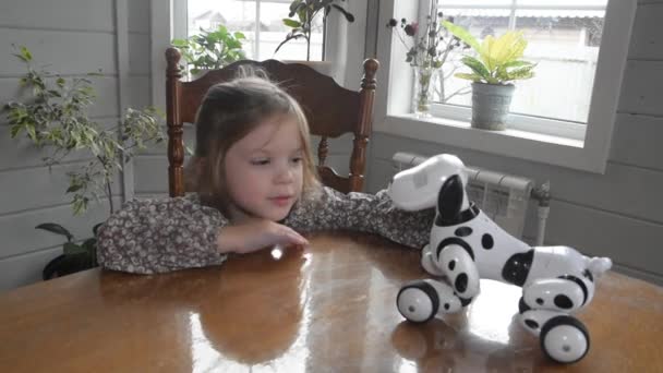 Дівчинка Грає Обіймає Собаку Робот — стокове відео
