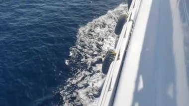 Yüksek süratli bir tekneyi ve yavaş dalgaları kapatın