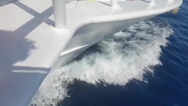 Close Van Een Hogesnelheidsboot Trage Golven — Stockvideo