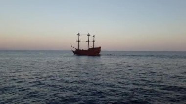 Günbatımında denizde korsan gemisi