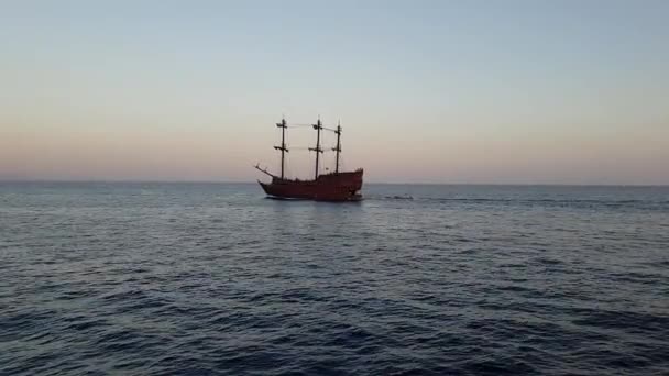 Statek piracki na morzu o zachodzie słońca — Wideo stockowe