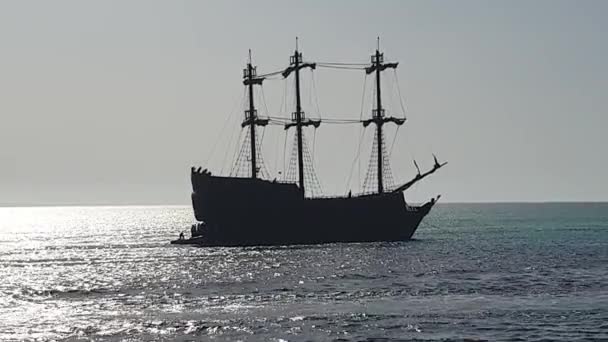 Barco pirata en el mar al atardecer — Vídeo de stock