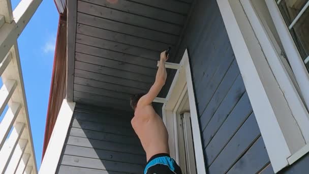 Homme Est Engagé Sur Une Barre Horizontale Sur Balcon — Video