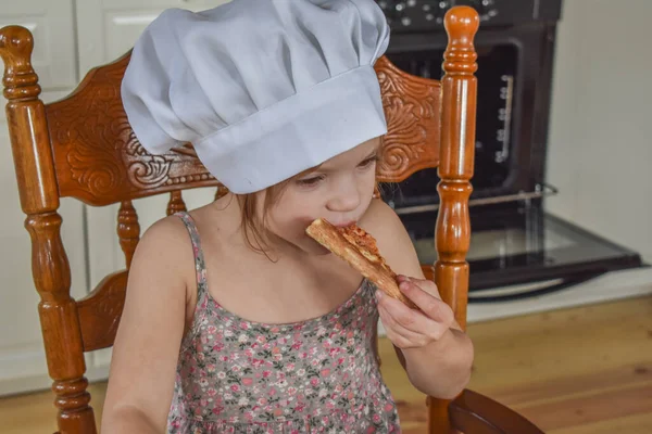 Menina Criança Cozinha Pizza Foto Forno Sem Filtro — Fotografia de Stock