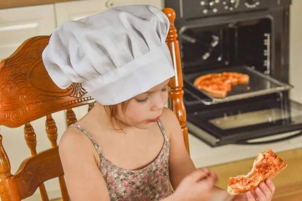 Menina Criança Cozinha Pizza Foto Forno Sem Filtro — Fotografia de Stock