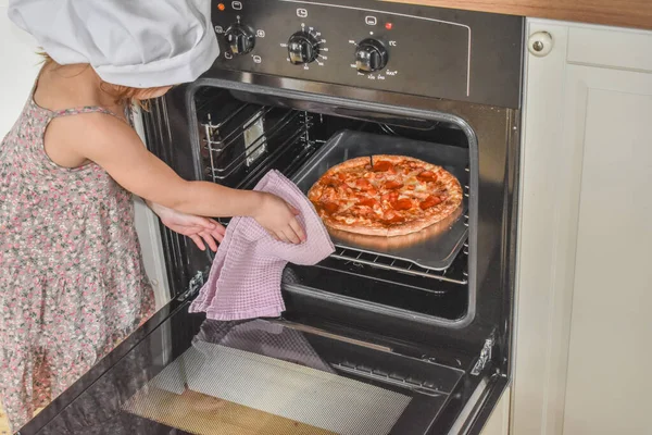 Dziewczyna Dziecko Gotuje Pizzę Piekarnik Zdjęcie Bez Filtra — Zdjęcie stockowe