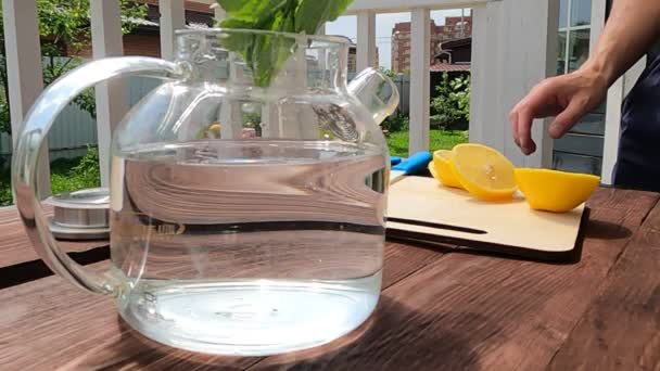 Manusia Membuat Minuman Musim Panas Dari Mint Dan Lemon Pada — Stok Video