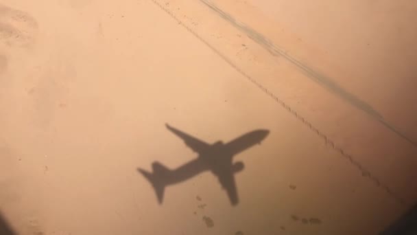 Schaduw Van Het Vliegtuig Het Zand Dat Binnenkomt Voor Landing — Stockvideo