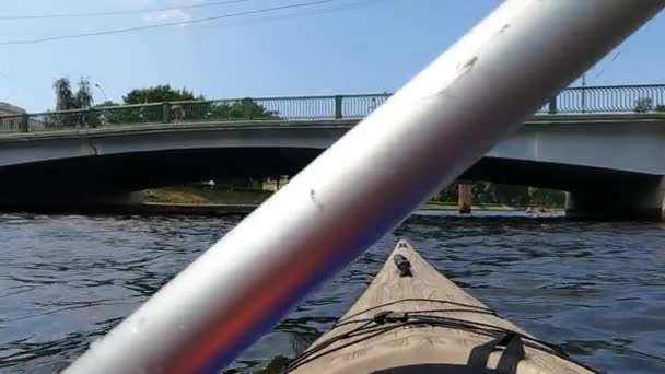 Kayak Intorno Alla Città Sul Fiume Vista Prima Persona — Video Stock