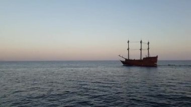 Yelkenli gün batımında denize açılacak.