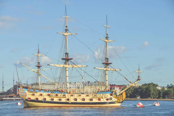 Une Eau Une Vieille Frégate Voile Avec Des Fusils — Photo