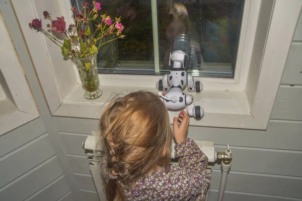 Niña Jugando Robot Perro Vídeo Sin Procesamiento — Foto de Stock