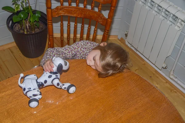 Niña Jugando Robot Perro Vídeo Sin Procesamiento — Foto de Stock