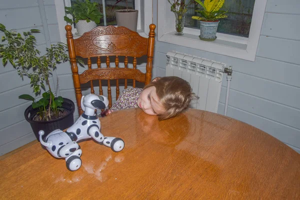 Niña Jugando Robot Perro Vídeo Sin Procesamiento — Foto de Stock