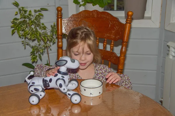 Niña Jugando Robot Perro Vídeo Sin Procesamiento — Foto de Stock