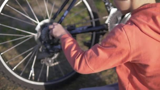 Fiú Narancssárga Pulóverben Megjavítja Kereket Biciklizik Napsütéses Őszi Időben — Stock videók