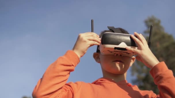 Мальчик Лесу Использует Очки Виртуальной Реальности Поражен Природой — стоковое видео