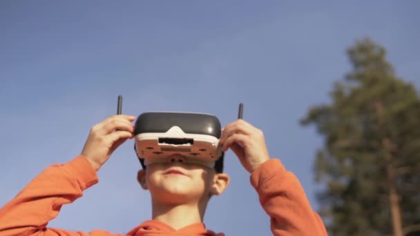 Menino Floresta Usa Óculos Realidade Virtual Surpreendido Pela Natureza — Vídeo de Stock