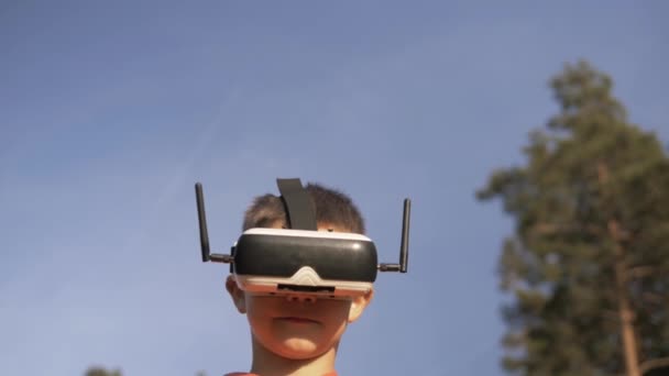 Αγόρι Στο Δάσος Χρησιμοποιεί Γυαλιά Εικονικής Πραγματικότητας Και Εντυπωσιάζεται Από — Αρχείο Βίντεο