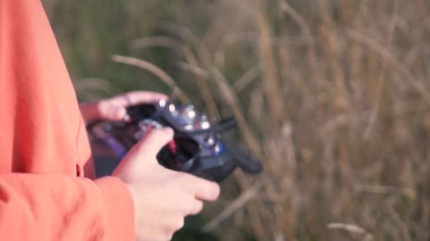 Pojken Styr Fjärrkontrollen Hösten Soligt Väder — Stockvideo