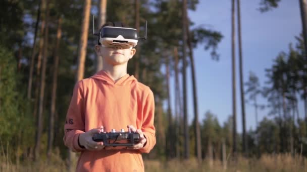 Menino Floresta Usa Óculos Realidade Virtual Surpreendido Pela Natureza — Vídeo de Stock