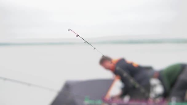 在湖上和河里钓鱼 用鱼饵对付它鱼饵钓竿和纺纱 — 图库视频影像