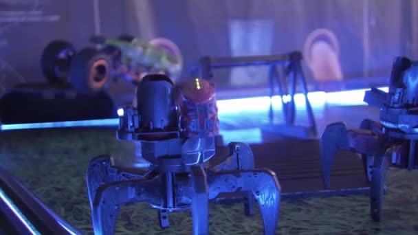 Σύγχρονο Παιχνίδι Ρομπότ Και Βοηθός Στην Έκθεση Σύγχρονης Ρομποτικής Και — Αρχείο Βίντεο