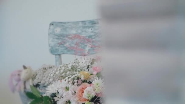 Las Manos Las Mujeres Adornan Decoración Las Flores Los Juguetes — Vídeo de stock