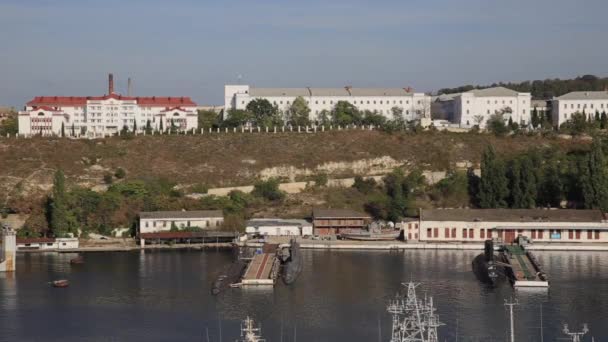 SEVASTOPOL, CRIMEA - 04 de octubre de 2015. Vista aérea del puerto de comercio marítimo de Sebastopol. Lugar industrial con barcos y submarinos amarrados en muelles. — Vídeos de Stock