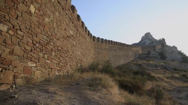 Widok na dno starożytnej twierdzy Genueńskiej w mieście Sudak. Zabytkowy zabytek architektury o zachodzie słońca. Krym. — Wideo stockowe