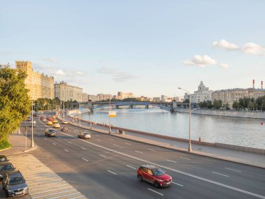 MOSCOW, Rusya - 22 Ağustos 2021. Moskova Nehri 'nin Smolenskaya setinde trafik var. Büyük şehirde yaz güneşli bir gün..