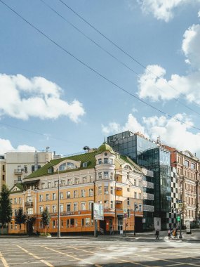 MOSCOW, Rusya - 29 Ağustos 2020. Güneşli bir günde Sadovaya-Spasskaya caddesinde eski ve modern binalar.