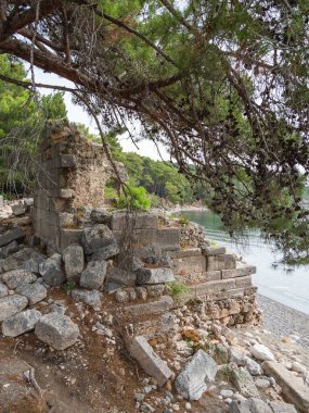 Eski mezarlık. Kuzey limanındaki Phaselis şehrinin kalıntıları. Ünlü mimari simgesi. Türkiye.