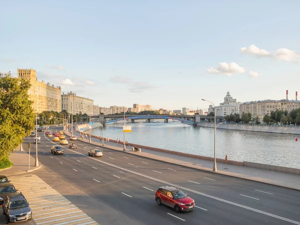 MOSCOW, Rusya - 22 Ağustos 2021. Moskova Nehri 'nin Smolenskaya setinde trafik var. Büyük şehirde yaz güneşli bir gün..