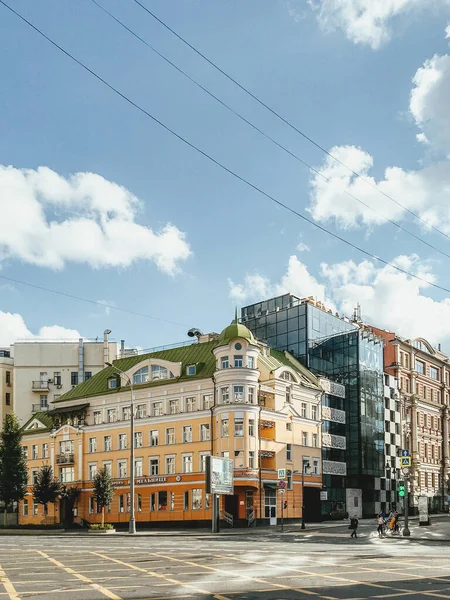 MOSCOW, Rusya - 29 Ağustos 2020. Güneşli bir günde Sadovaya-Spasskaya caddesinde eski ve modern binalar.