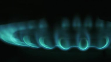 Gaz ocağındaki alevleri hareket ettiriyor. # Karanlıkta fırında mavi ateş #.