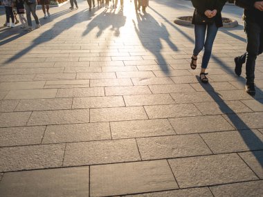 MOSCOW, Rusya - 22 Ağustos 2021. Turistler ve yerel halk ünlü Novy Arbat caddesinde yürürler. Sıcak yaz günbatımı.